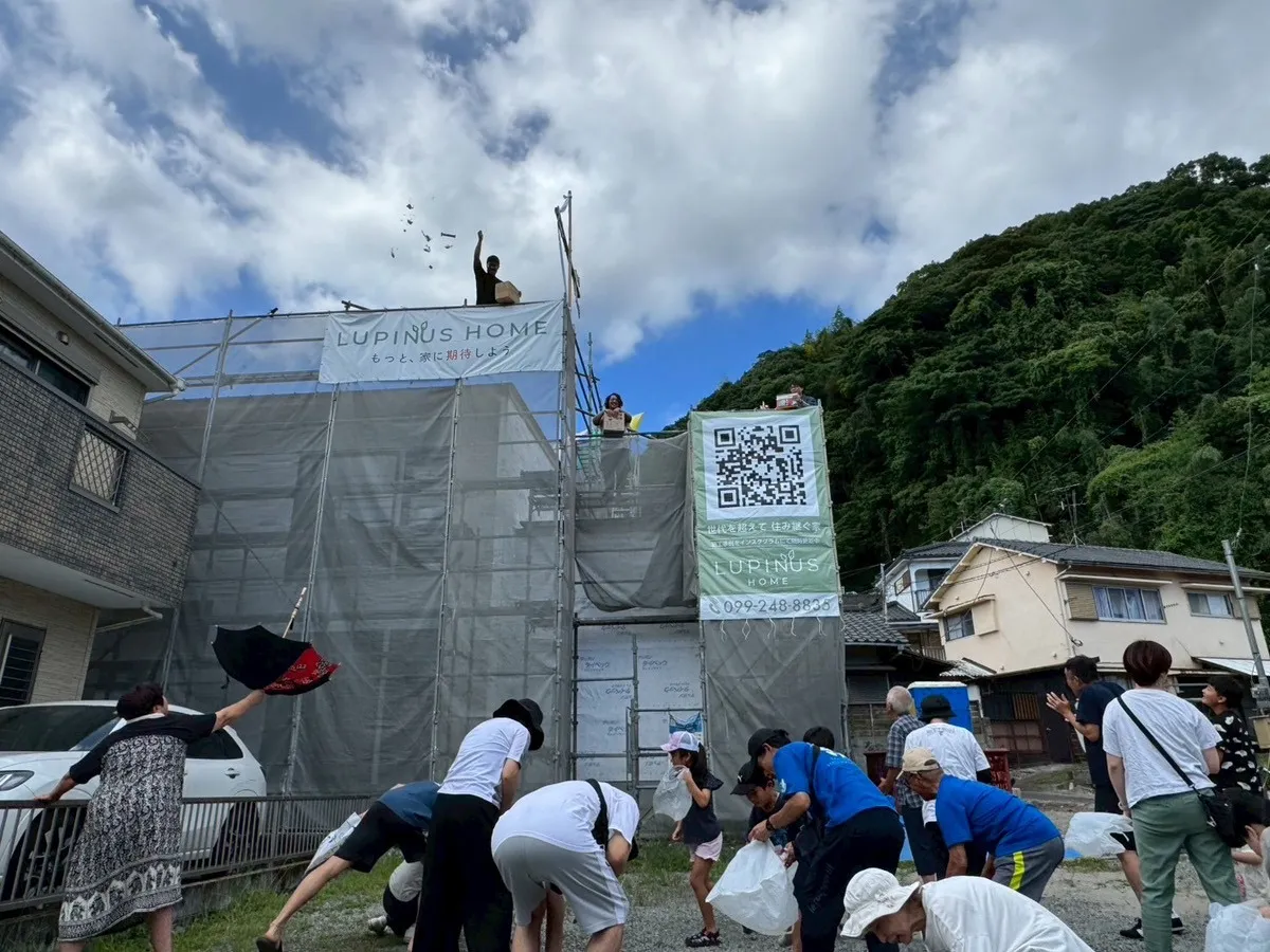 笑顔あふれる餅まき